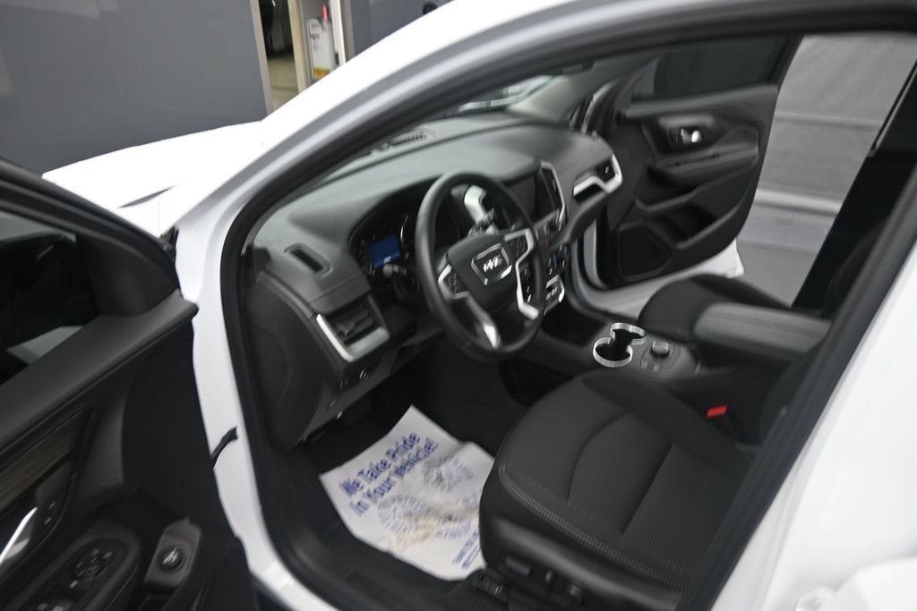 Used 2024 GMC Terrain SLE w/ Driver Convenience Package FWD image 17