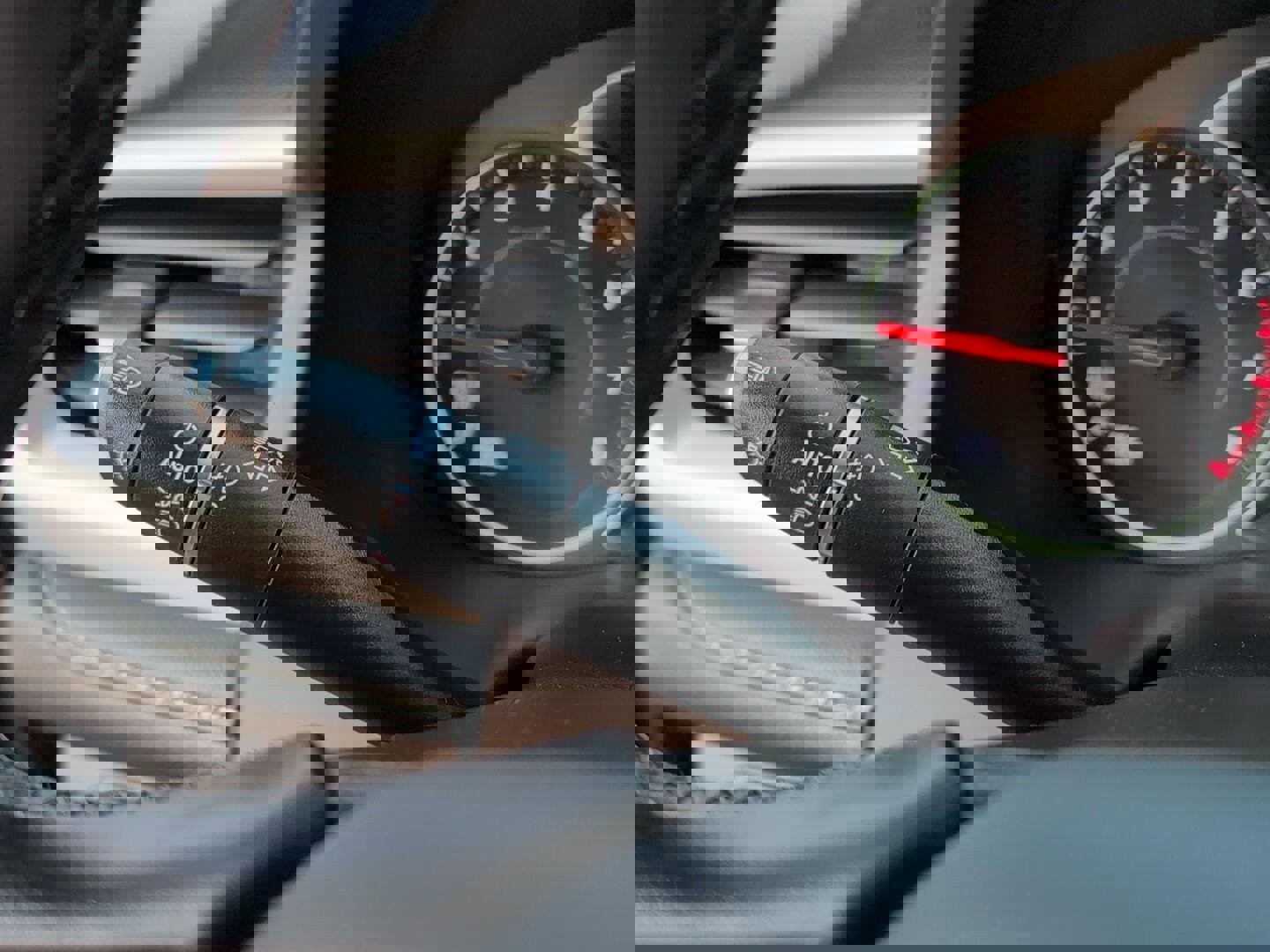 Used 2023 GMC Acadia SLT image 25