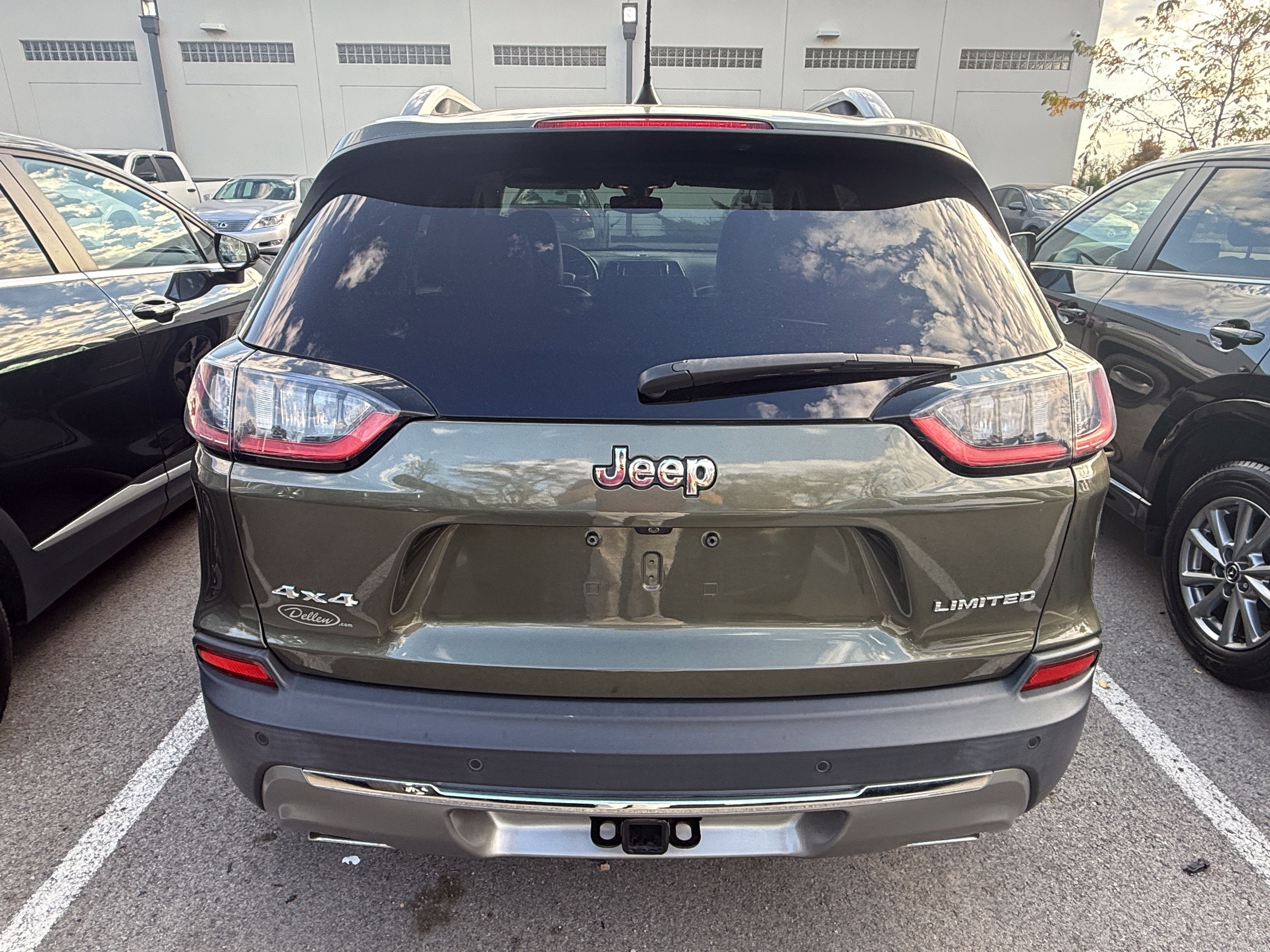 Used 2019 Jeep Cherokee Limited w/ Luxury Group AWD/4WD image 6