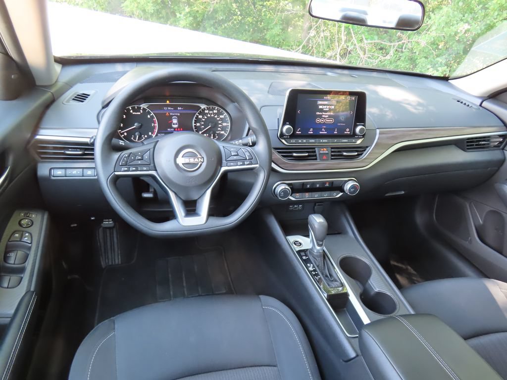 Used 2025 Nissan Altima 2.5 SV FWD image 4