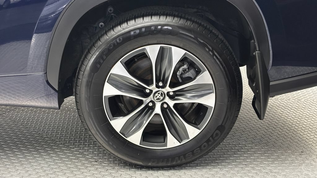 Used 2025 Toyota Highlander XLE AWD/4WD image 6