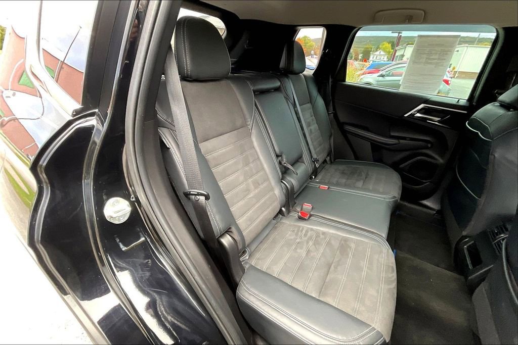 Used 2023 Mitsubishi Outlander SE image 25