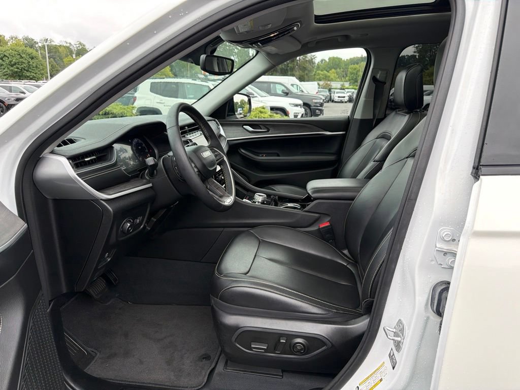 Used 2023 Jeep Grand Cherokee L Limited AWD/4WD image 12