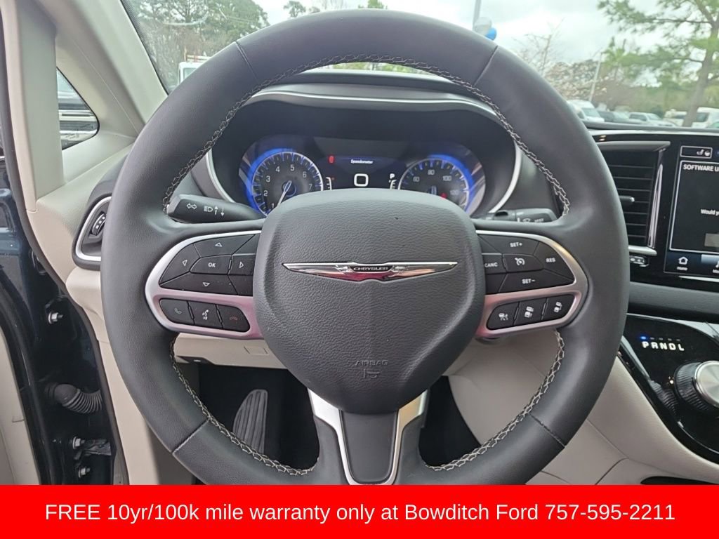 Used 2023 Chrysler Pacifica Touring-L image 19