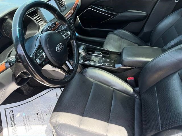 Used 2017 Kia Cadenza Premium w/ Luxury Package FWD image 11