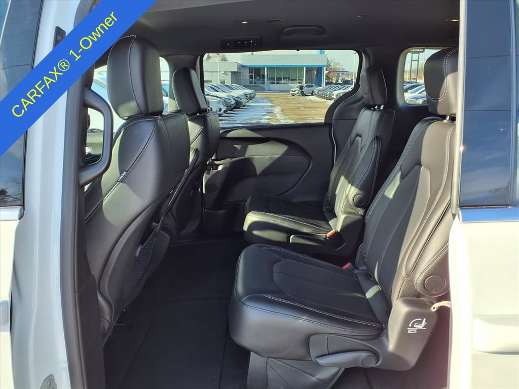 Used 2026 Chrysler Pacifica Select image 11