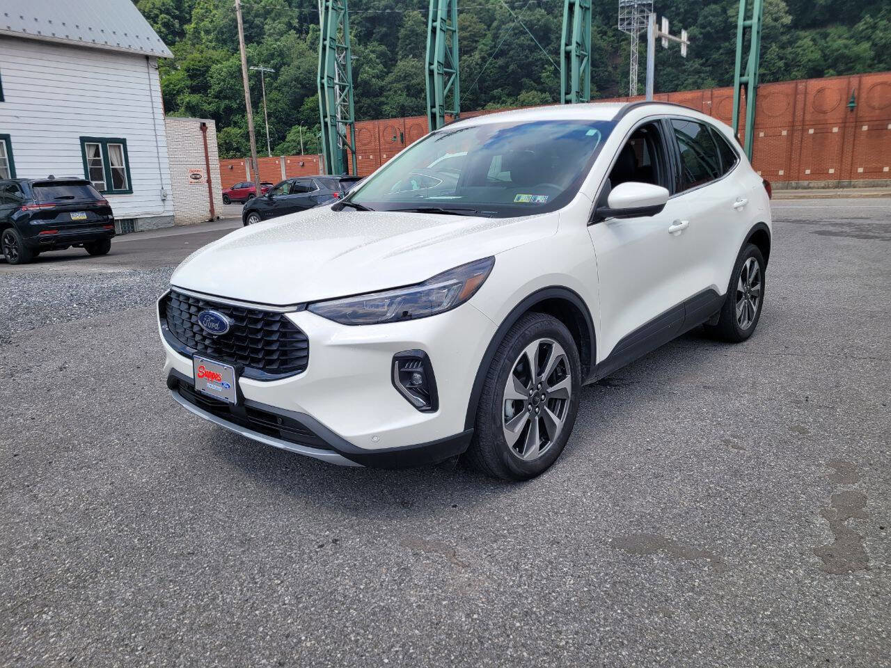 Used 2023 Ford Escape Platinum image 4