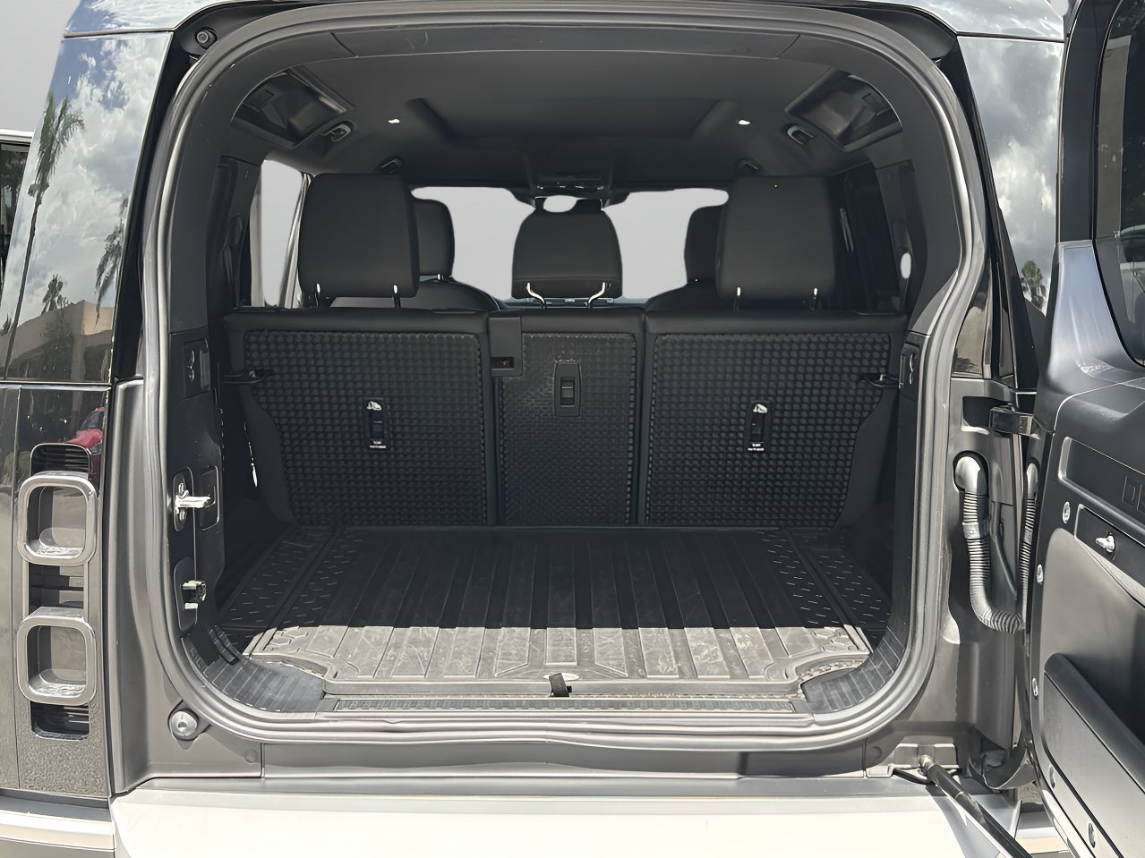 Used 2025 Land Rover Defender 110 S AWD/4WD image 7