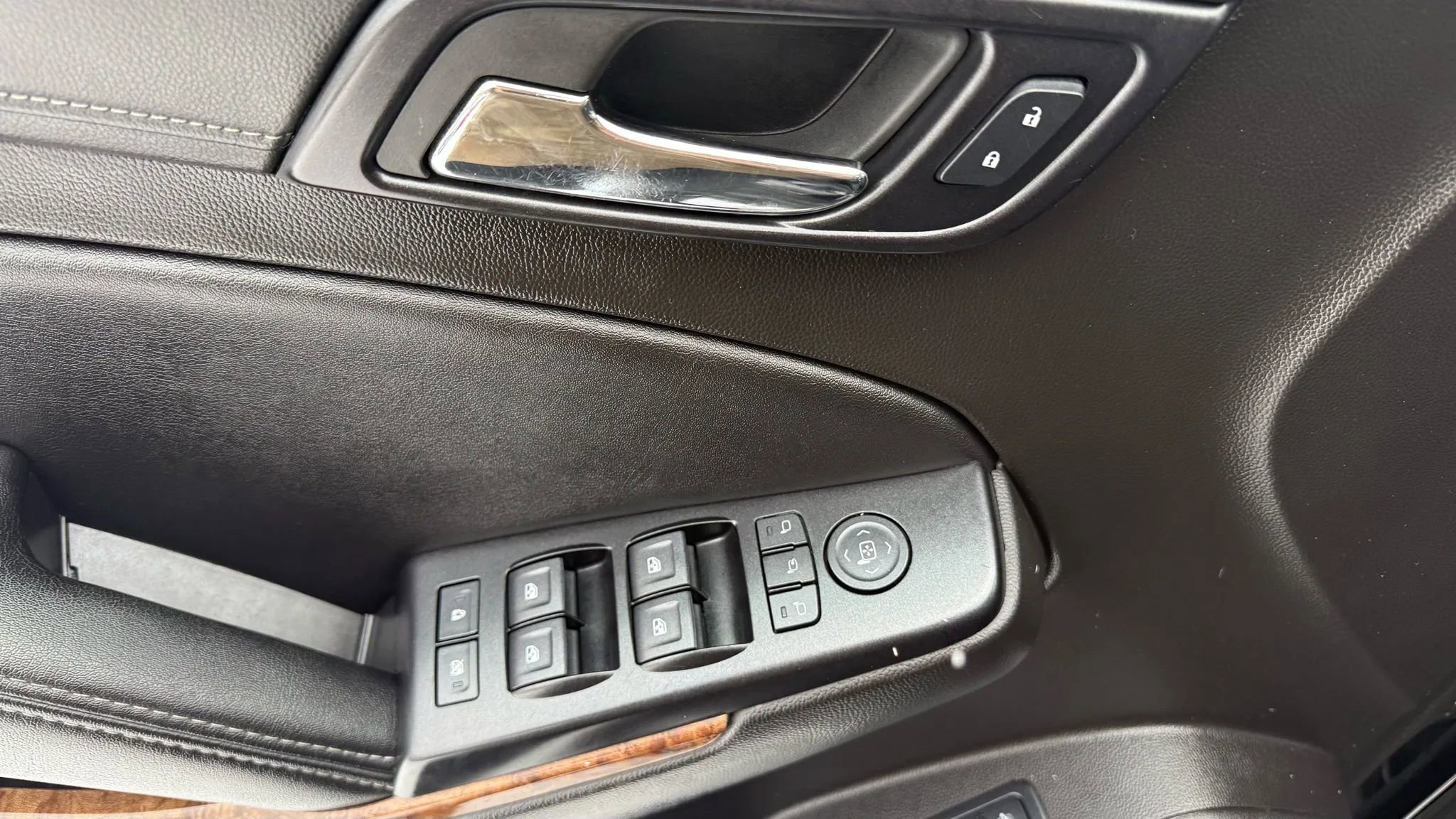 Used 2015 Chevrolet Suburban LTZ image 9