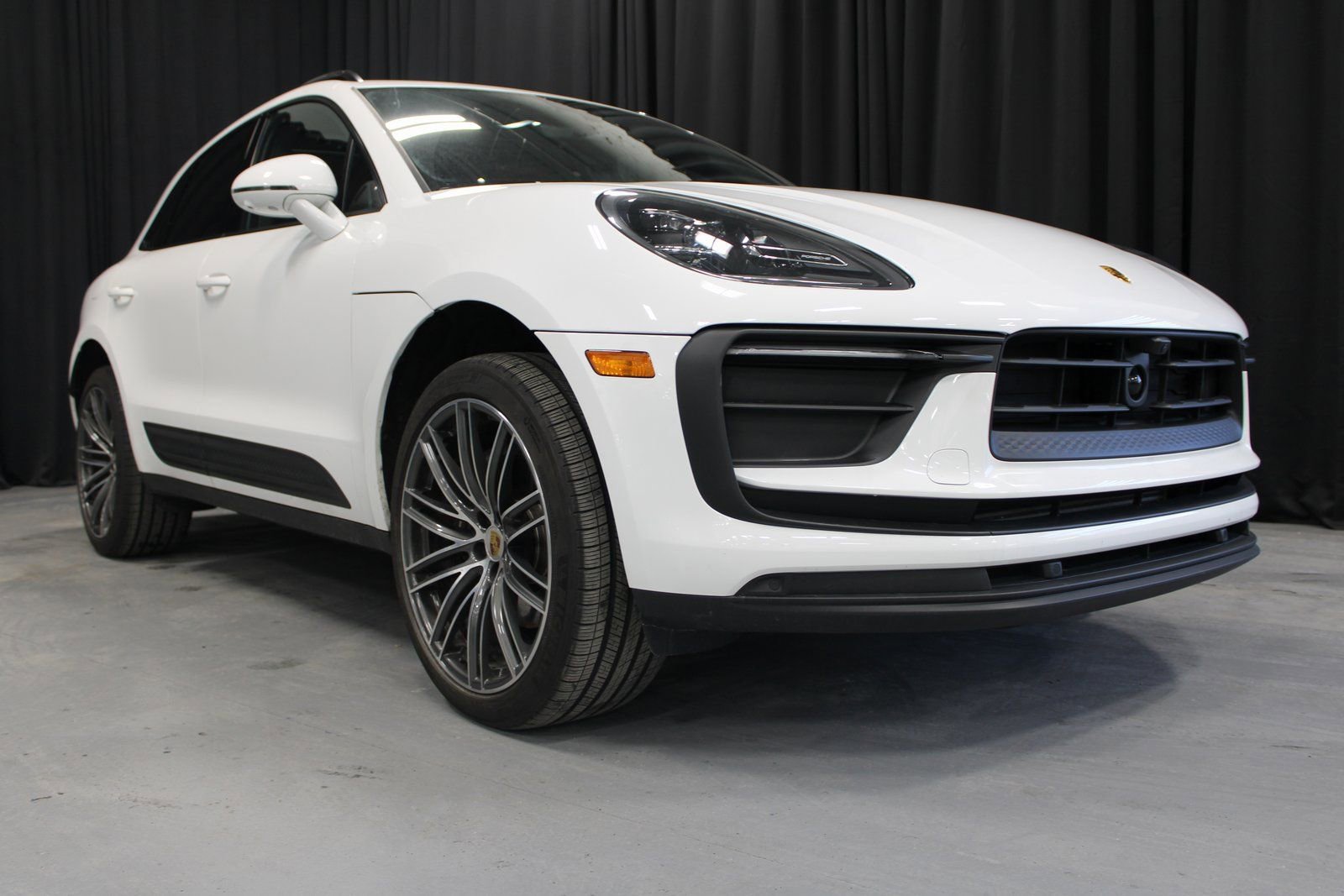 Certified 2025 Porsche Macan image 9