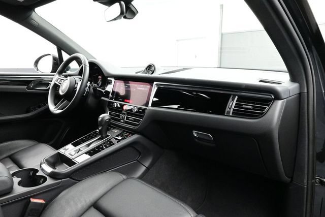 Certified 2025 Porsche Macan AWD/4WD image 18