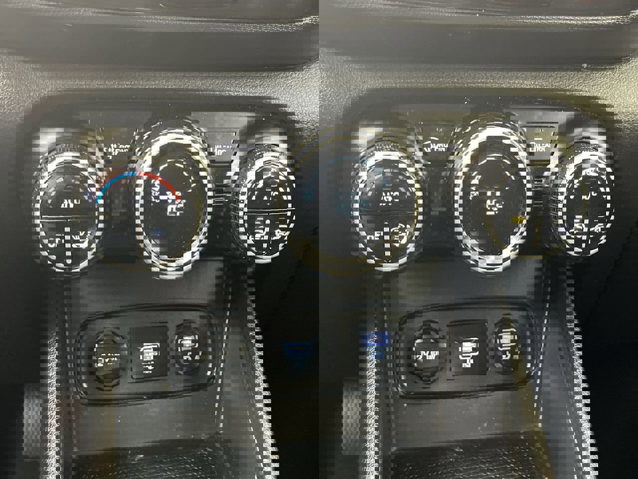 Used 2021 Hyundai Venue SEL image 17