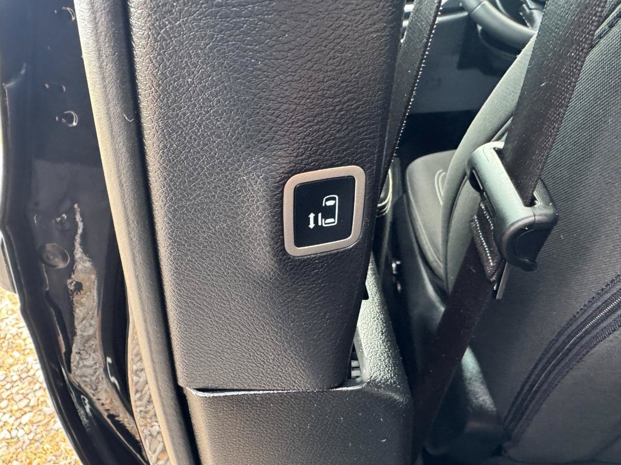 Used 2023 Chrysler Pacifica Touring FWD image 17