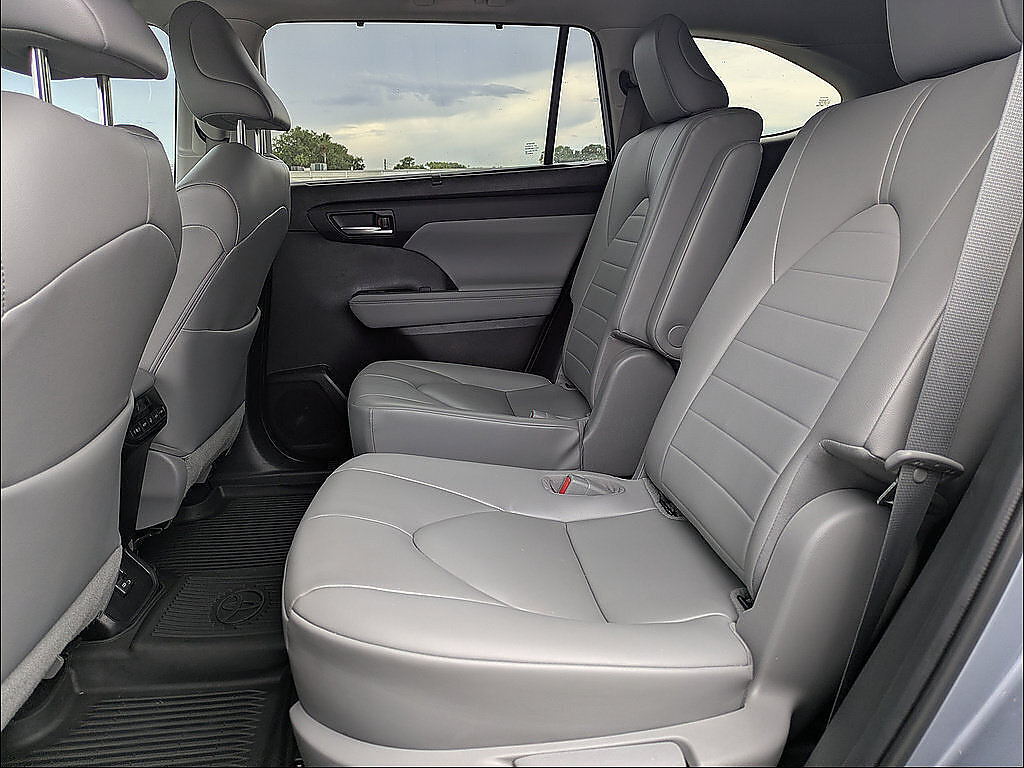 Used 2023 Toyota Highlander XLE FWD image 16