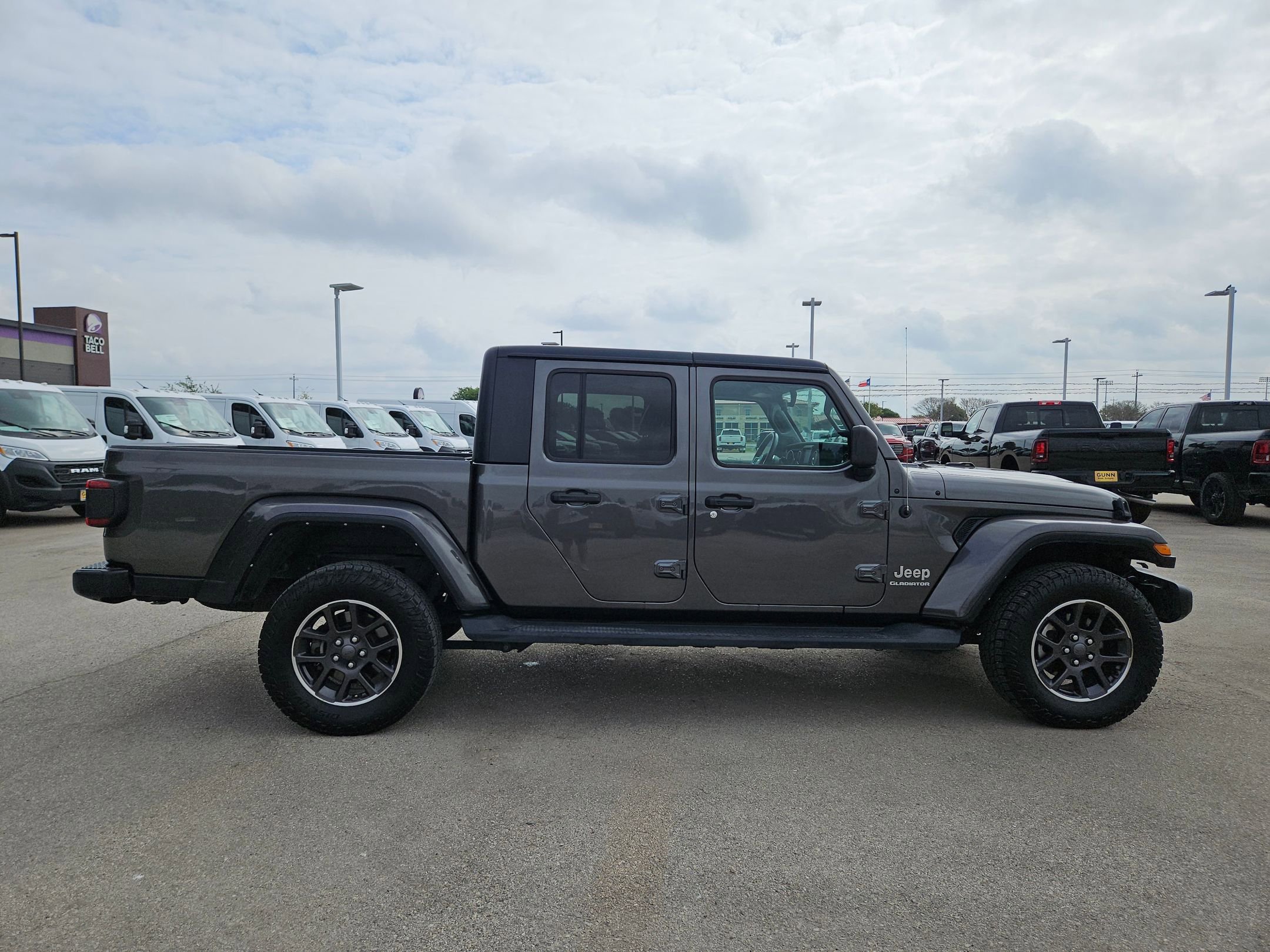 Used 2022 Jeep Gladiator Overland w/ Popular Equipment Package image 2
