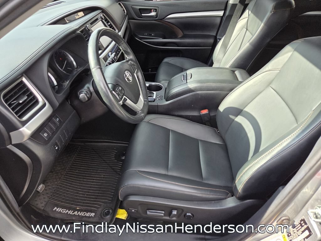 Used 2019 Toyota Highlander XLE AWD/4WD image 10