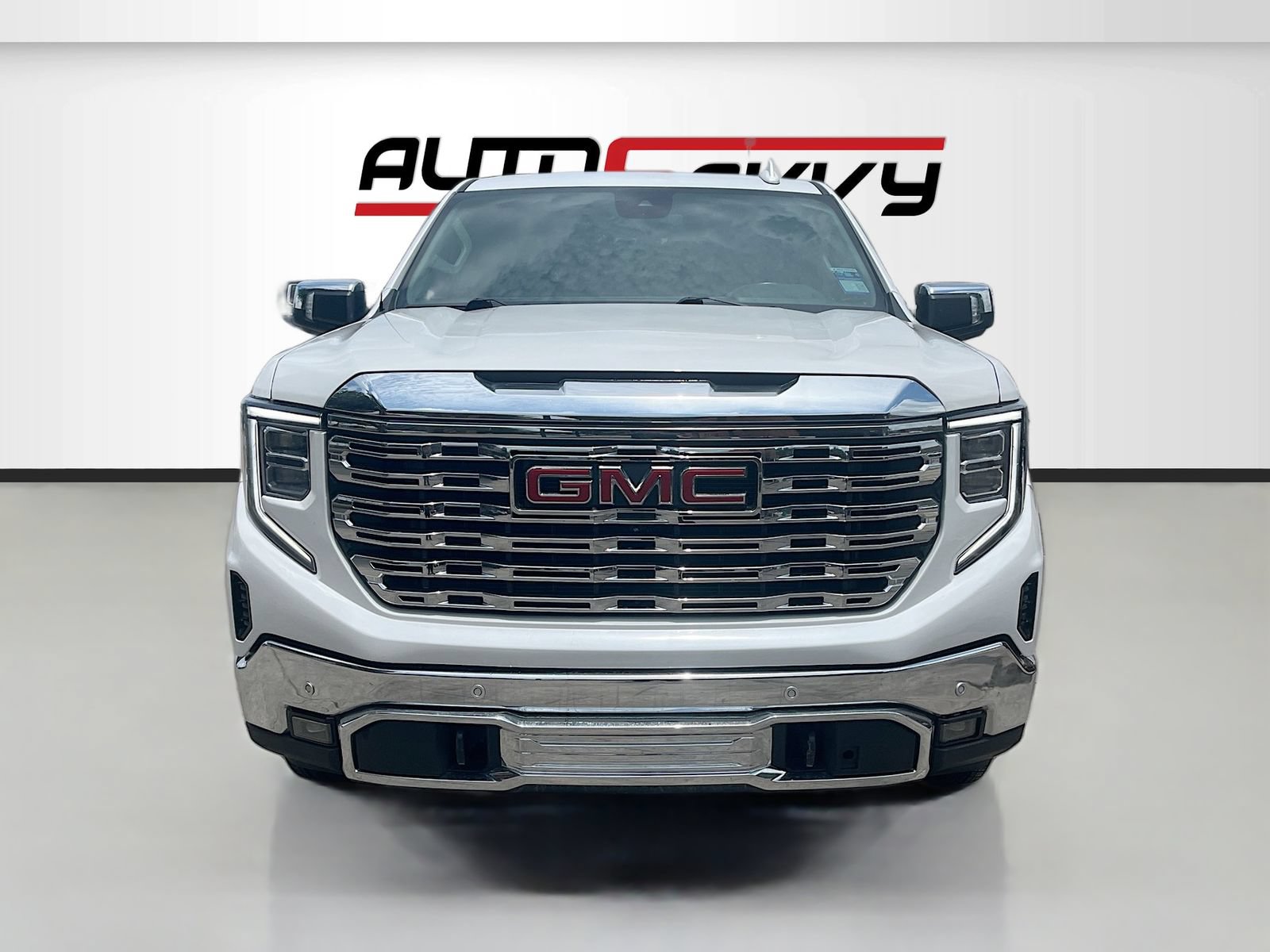 Used 2023 GMC Sierra 1500 SLT w/ SLT Premium Plus Package AWD/4WD image 2