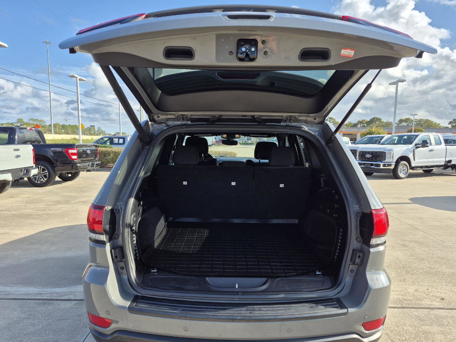 Used 2019 Jeep Grand Cherokee Laredo image 25