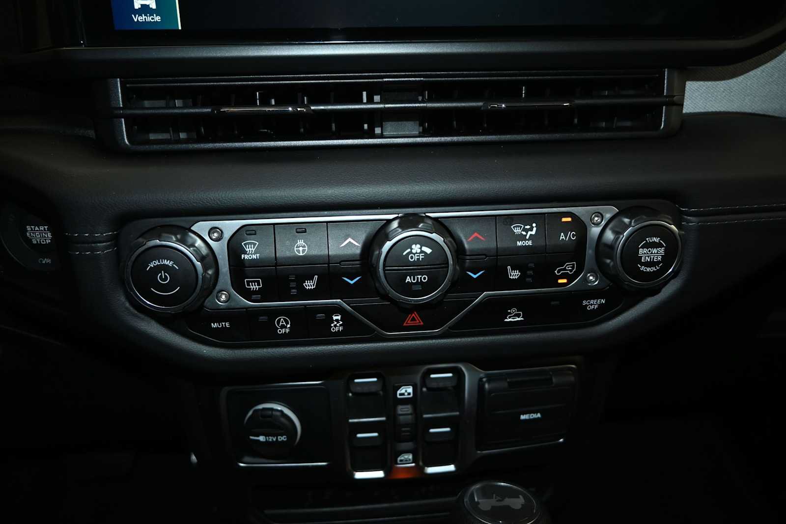 Used 2025 Jeep Wrangler Unlimited Sahara AWD/4WD image 13