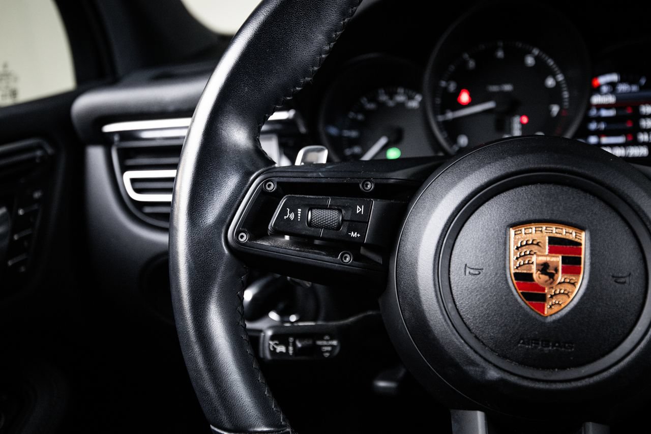 Certified 2024 Porsche Macan AWD/4WD image 17