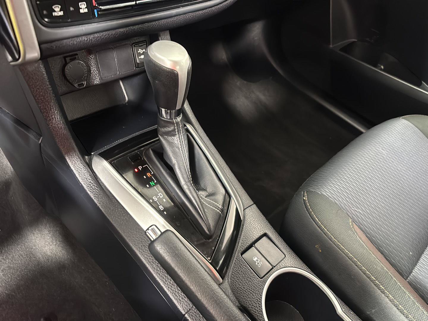 Used 2018 Toyota Corolla LE FWD image 33