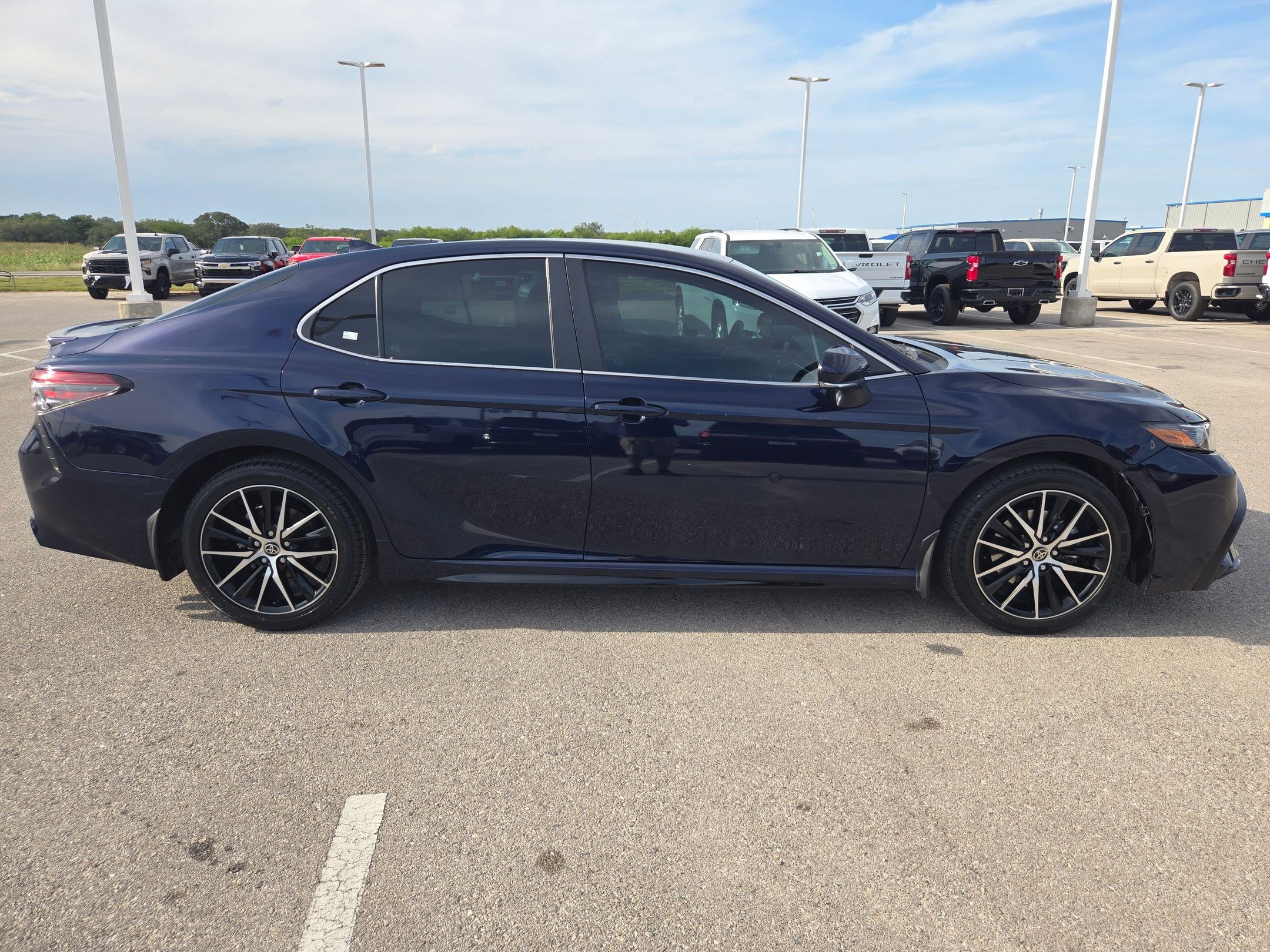 Used 2022 Toyota Camry SE FWD image 2