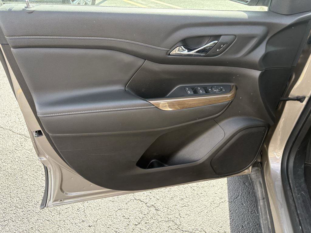 Used 2023 GMC Acadia SLE image 3