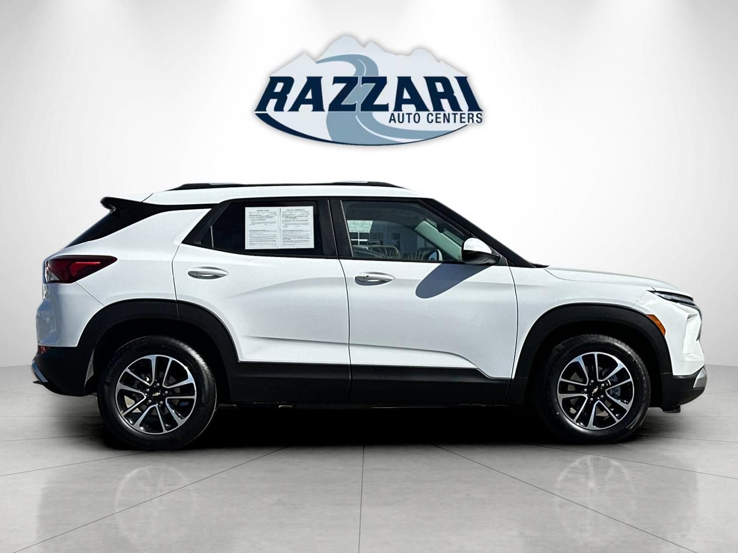 Used 2025 Chevrolet TrailBlazer LT FWD image 2