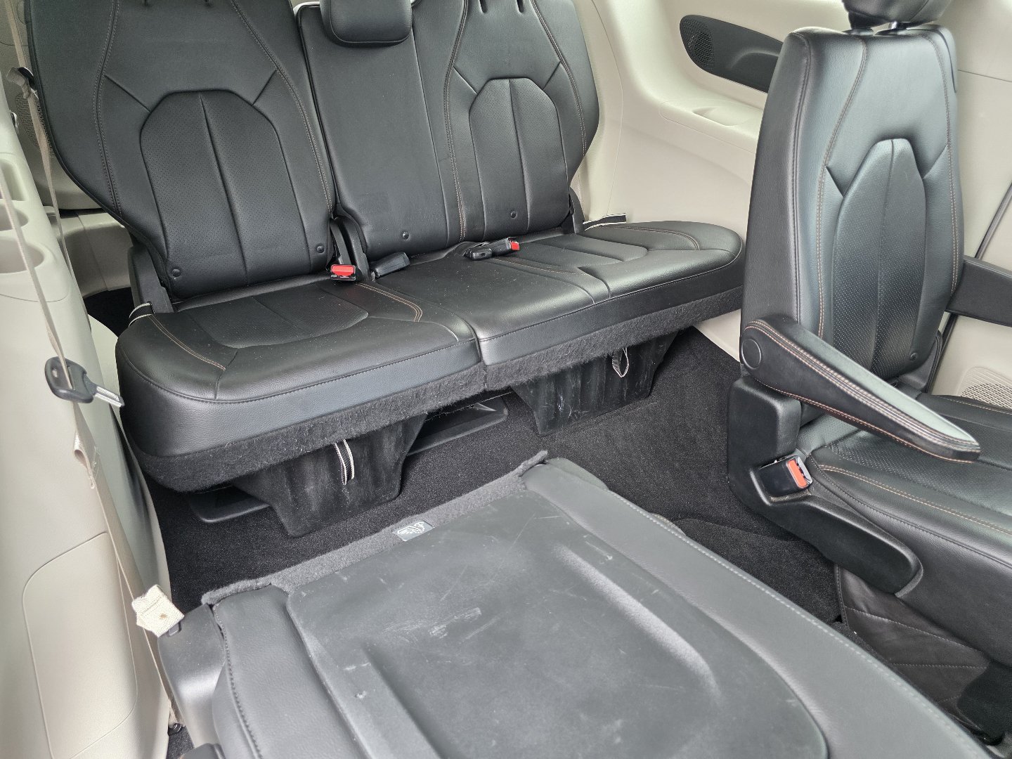 Used 2018 Chrysler Pacifica Touring-L w/ Premium Audio Group FWD image 19