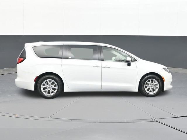 Used 2022 Chrysler Voyager LX image 17