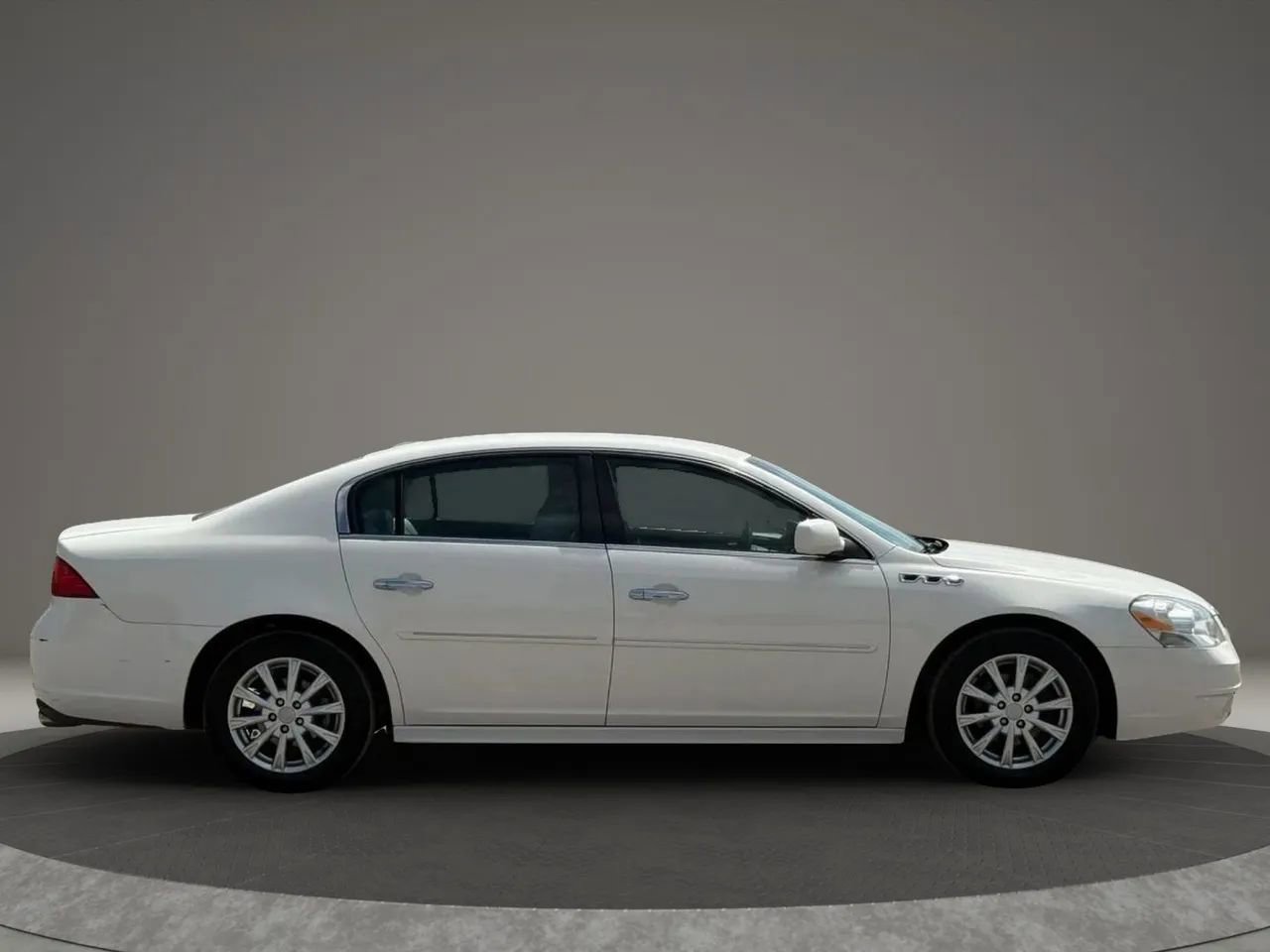 Used 2011 Buick Lucerne CXL FWD image 4