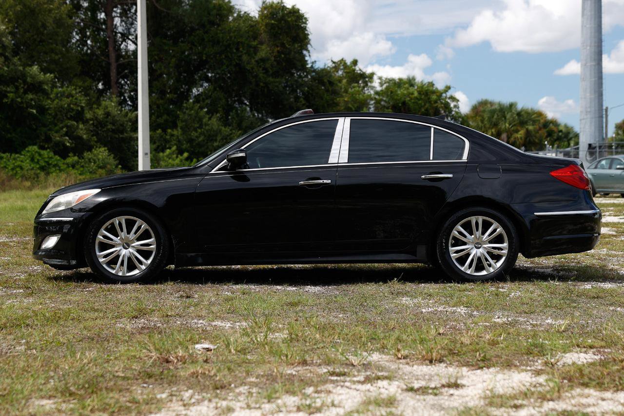 Used 2013 Hyundai Genesis 3.8 w/ Premium Pkg RWD image 3