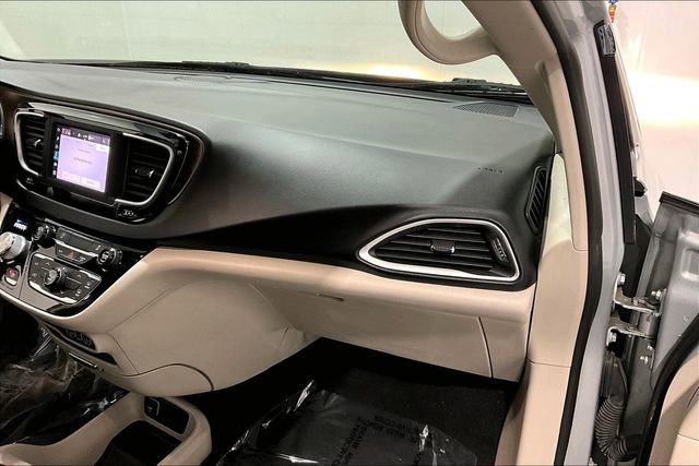 Used 2022 Chrysler Voyager LX image 28