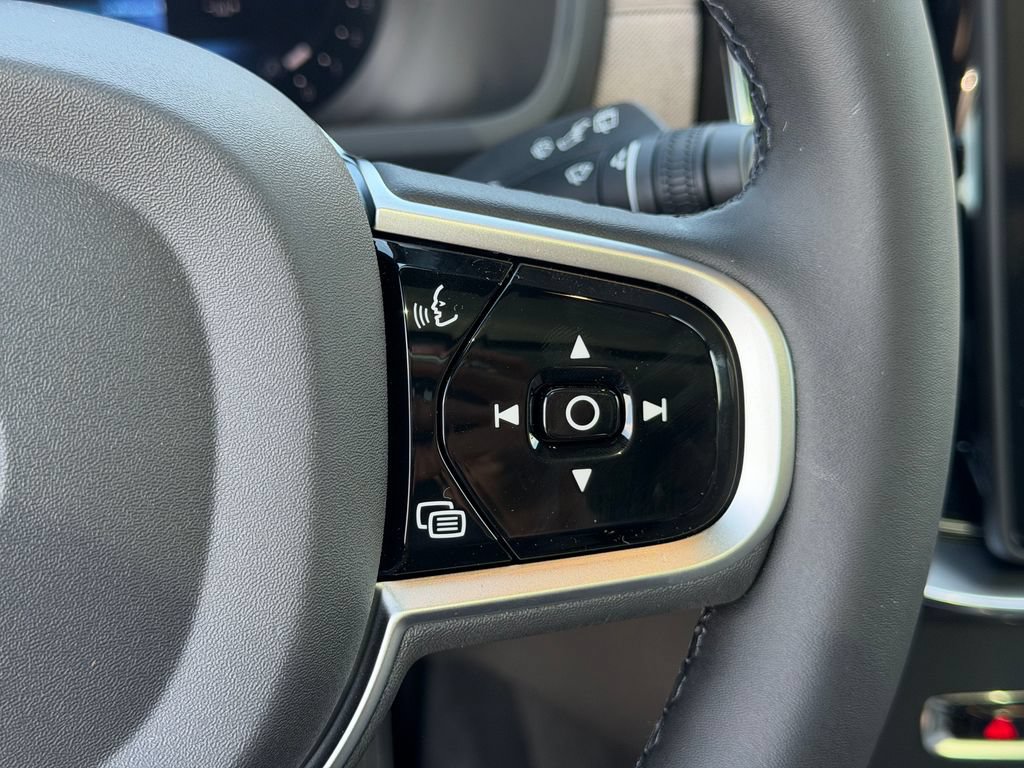 New 2026 Volvo XC90 B6 Plus w/ Protection Package Premier AWD/4WD image 18