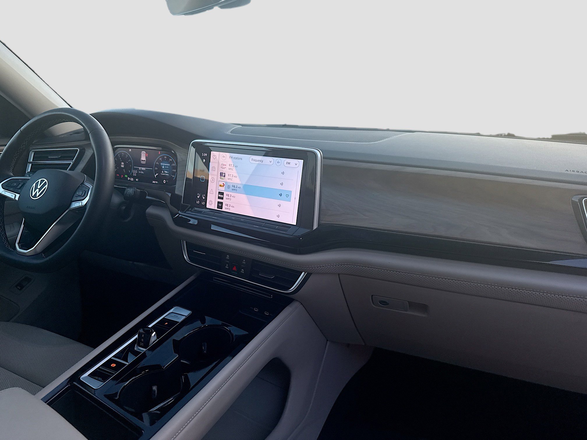 Used 2024 Volkswagen Atlas SE image 33