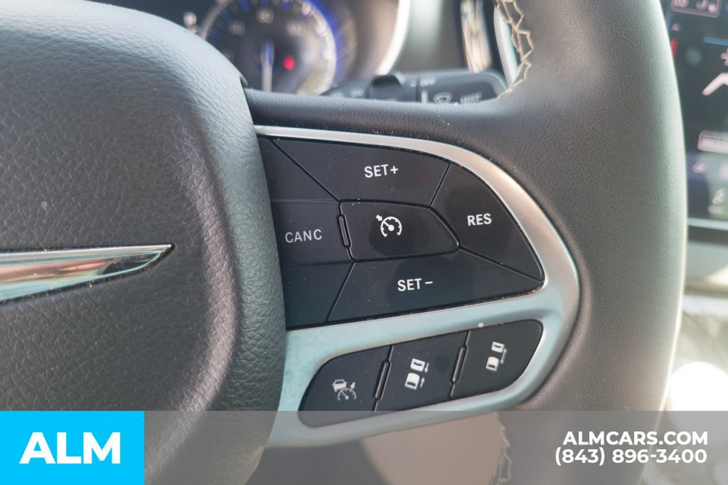 Used 2024 Chrysler Pacifica Touring-L FWD image 10
