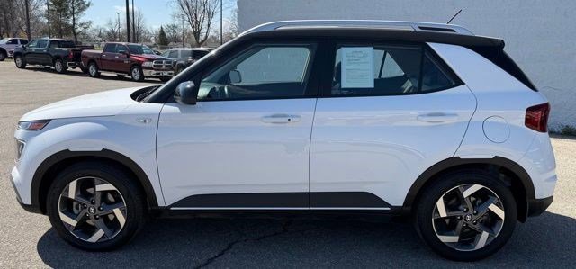 Used 2023 Hyundai Venue Limited image 2