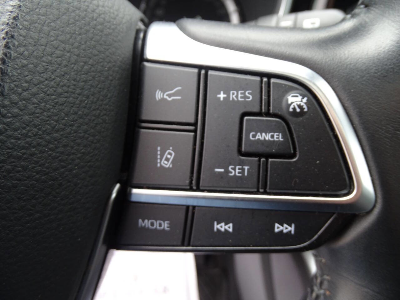 Used 2021 Toyota Highlander XLE image 17