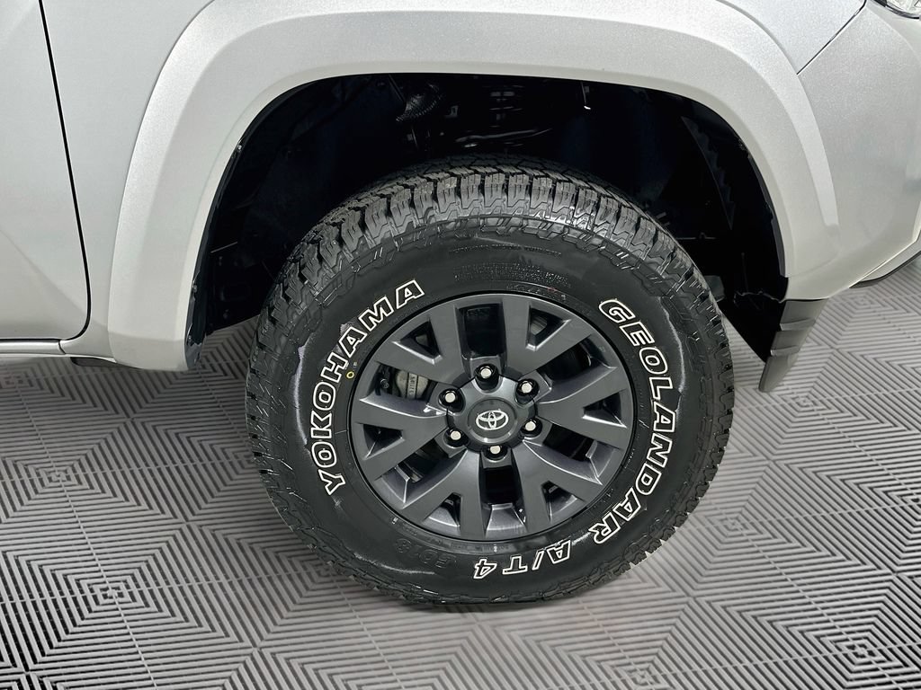 Used 2023 Toyota Tacoma SR5 w/ Black Out Package (TMS) AWD/4WD image 18