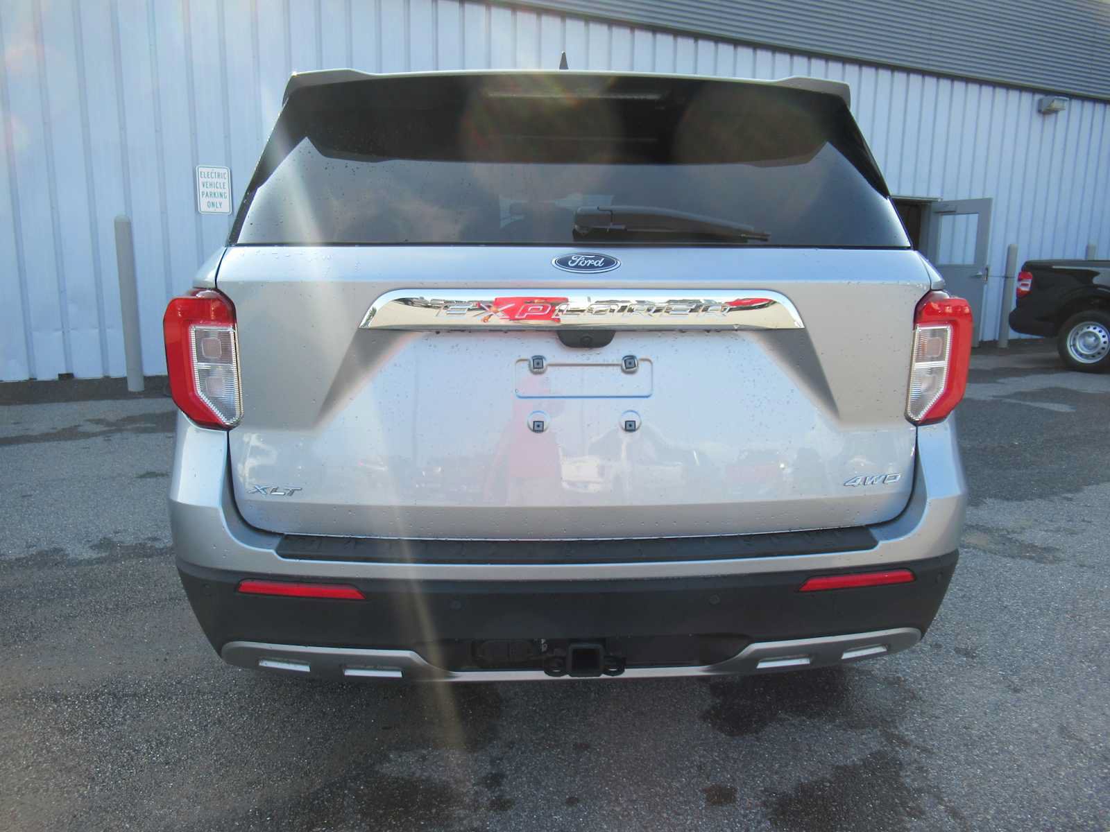 Used 2024 Ford Explorer XLT w/ Equipment Group 202A AWD/4WD image 6