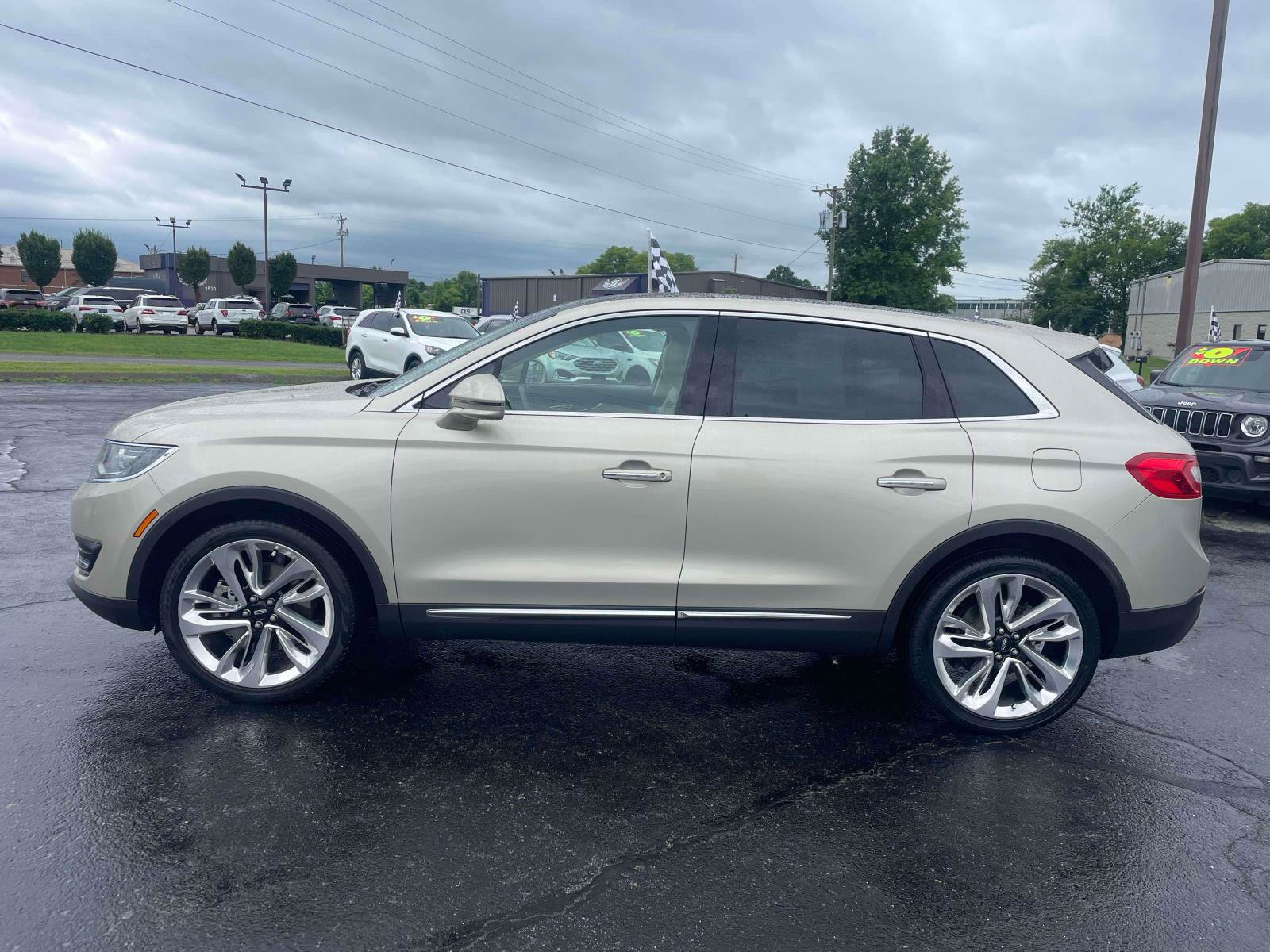 Used 2017 Lincoln MKX Reserve w/ Driver Assistance Package FWD image 4