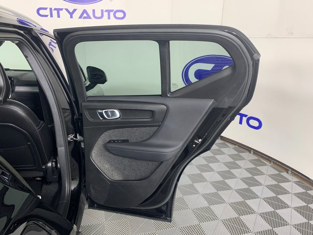 Used 2022 Volvo XC40 T5 Momentum image 36