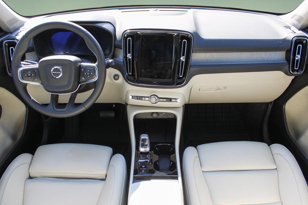 Used 2025 Volvo XC40 B5 Ultra w/ Protection Package Premier AWD/4WD image 19
