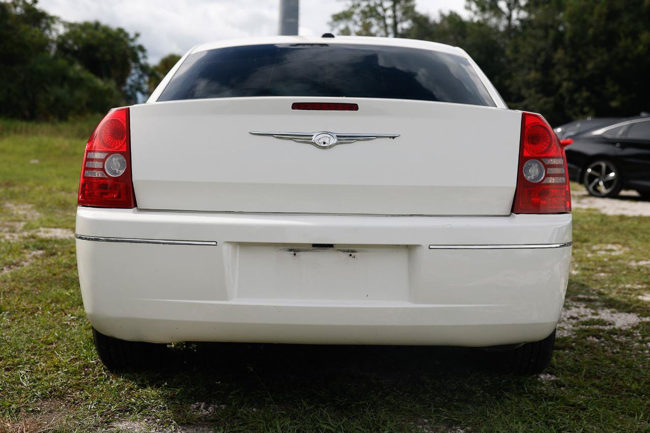 Used 2010 Chrysler 300 Touring RWD image 7