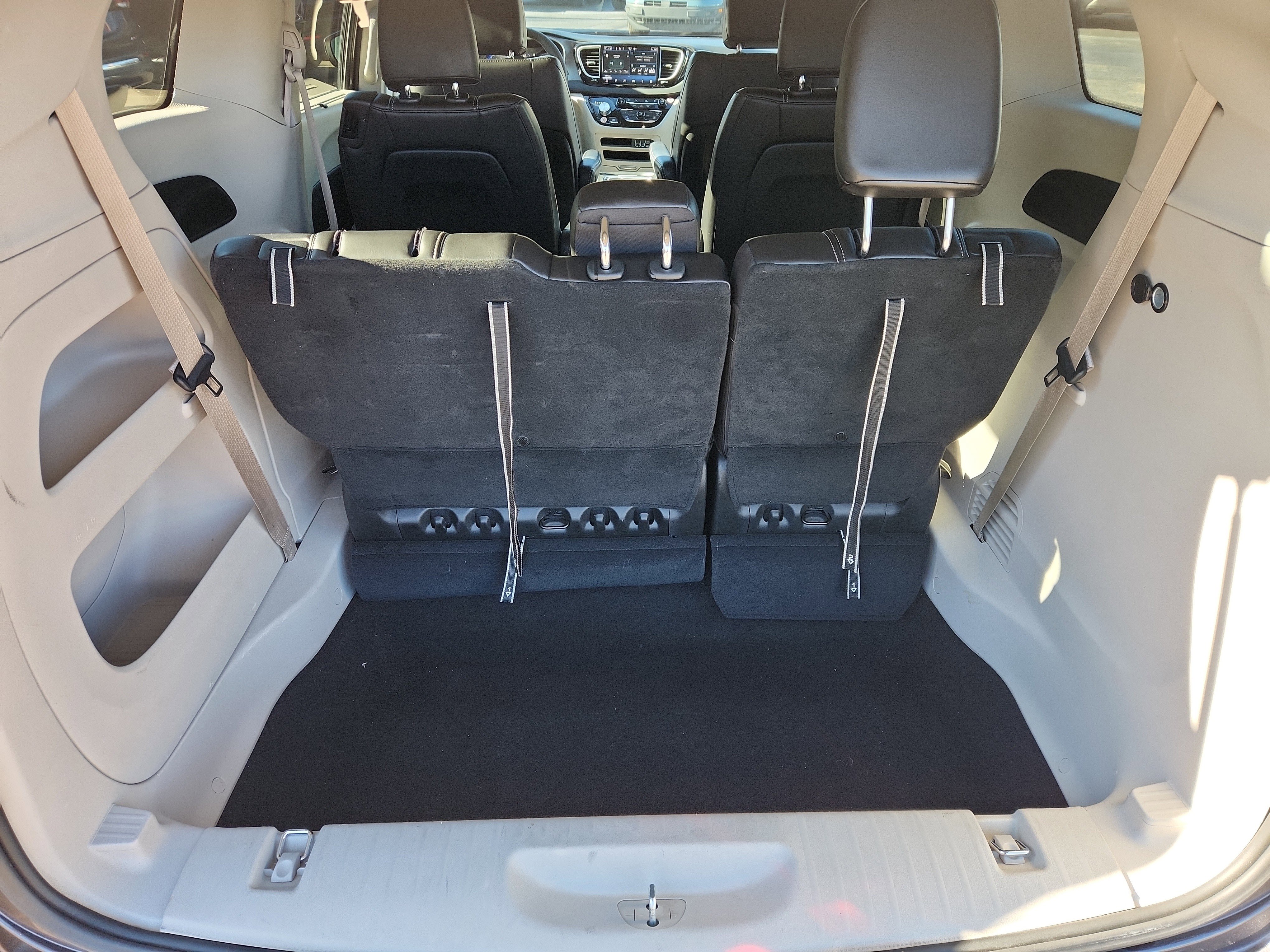 Used 2023 Chrysler Pacifica Touring-L image 39