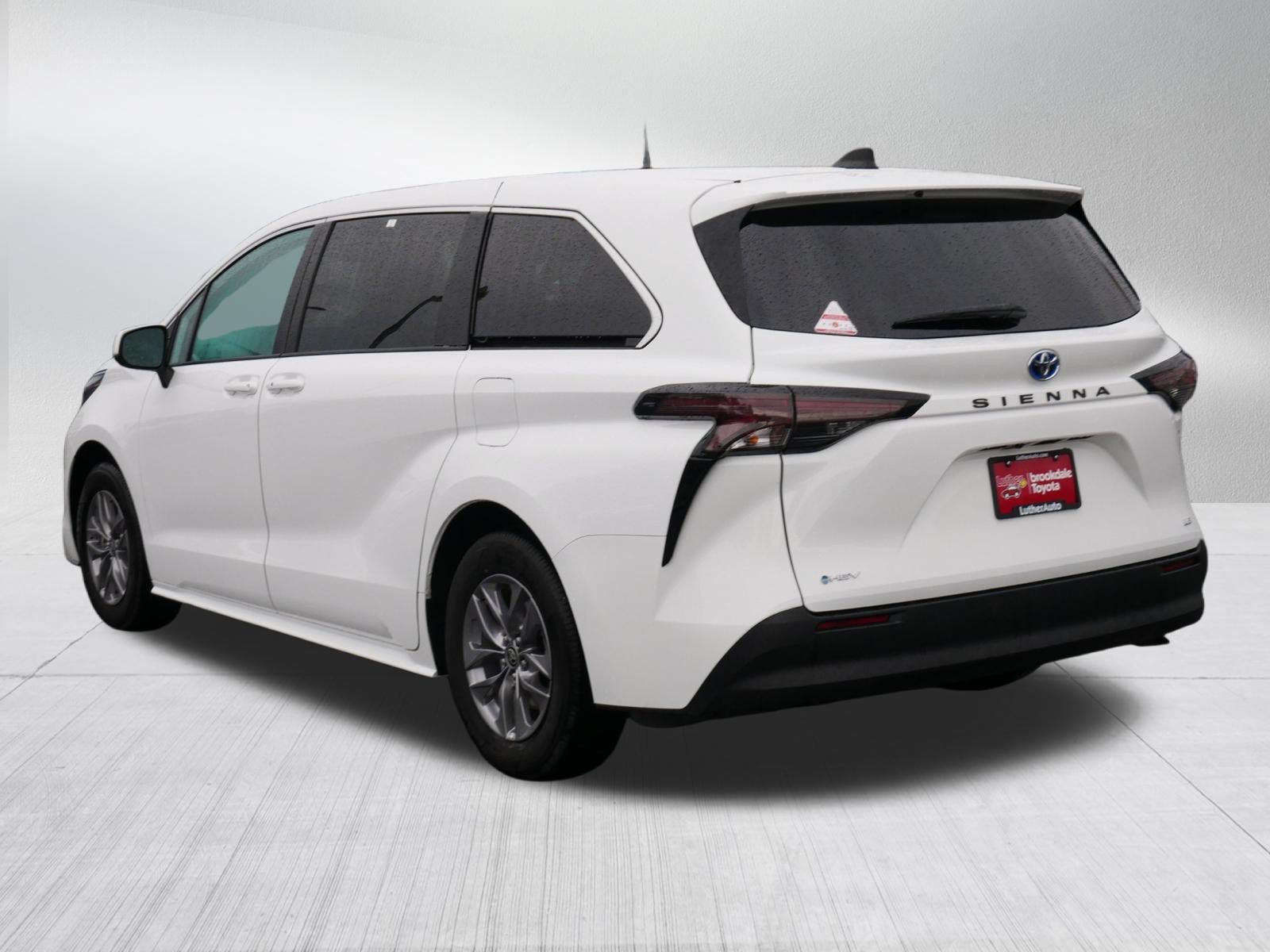 Certified 2025 Toyota Sienna LE FWD image 5