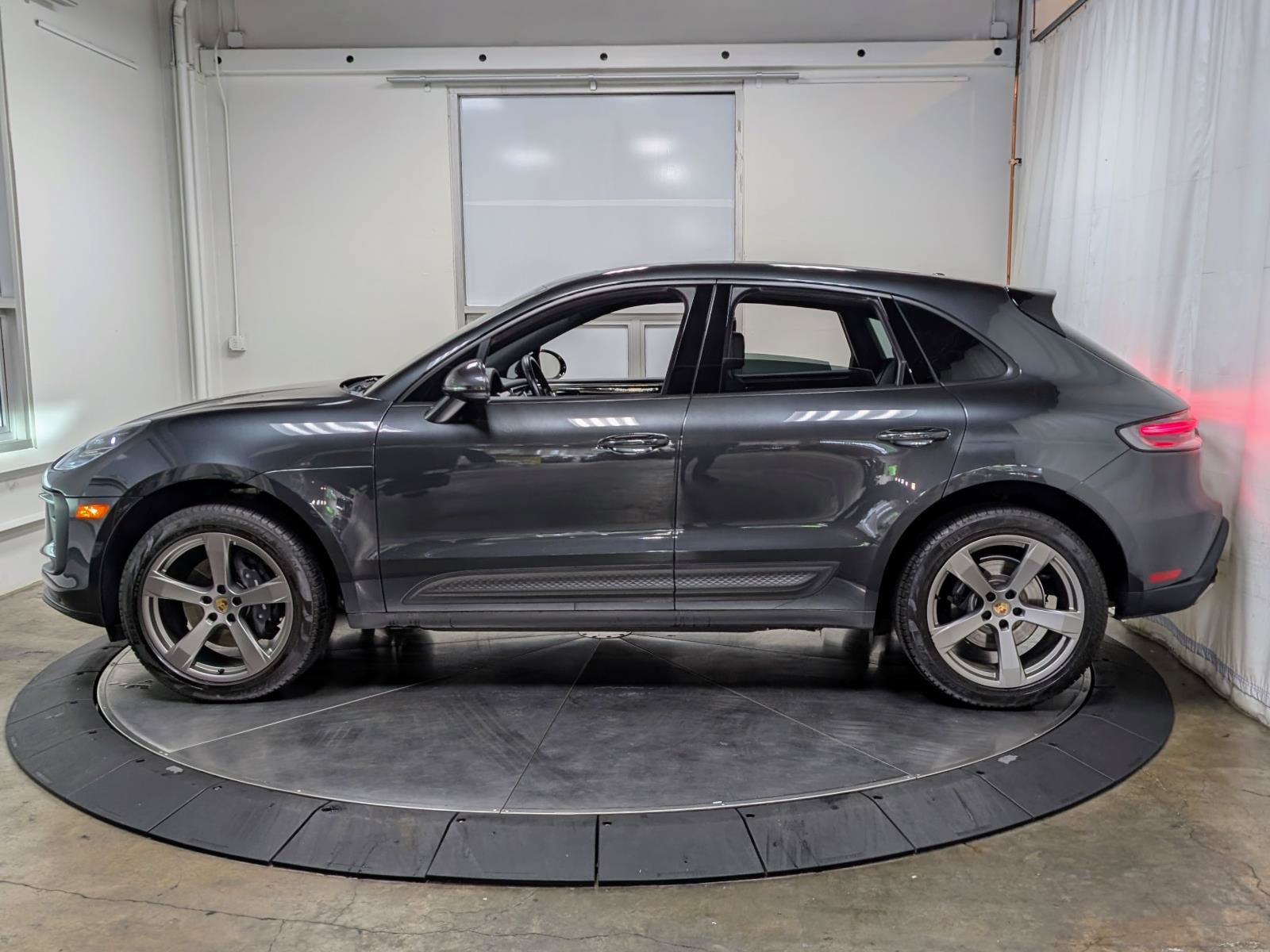 Used 2024 Porsche Macan AWD/4WD image 6
