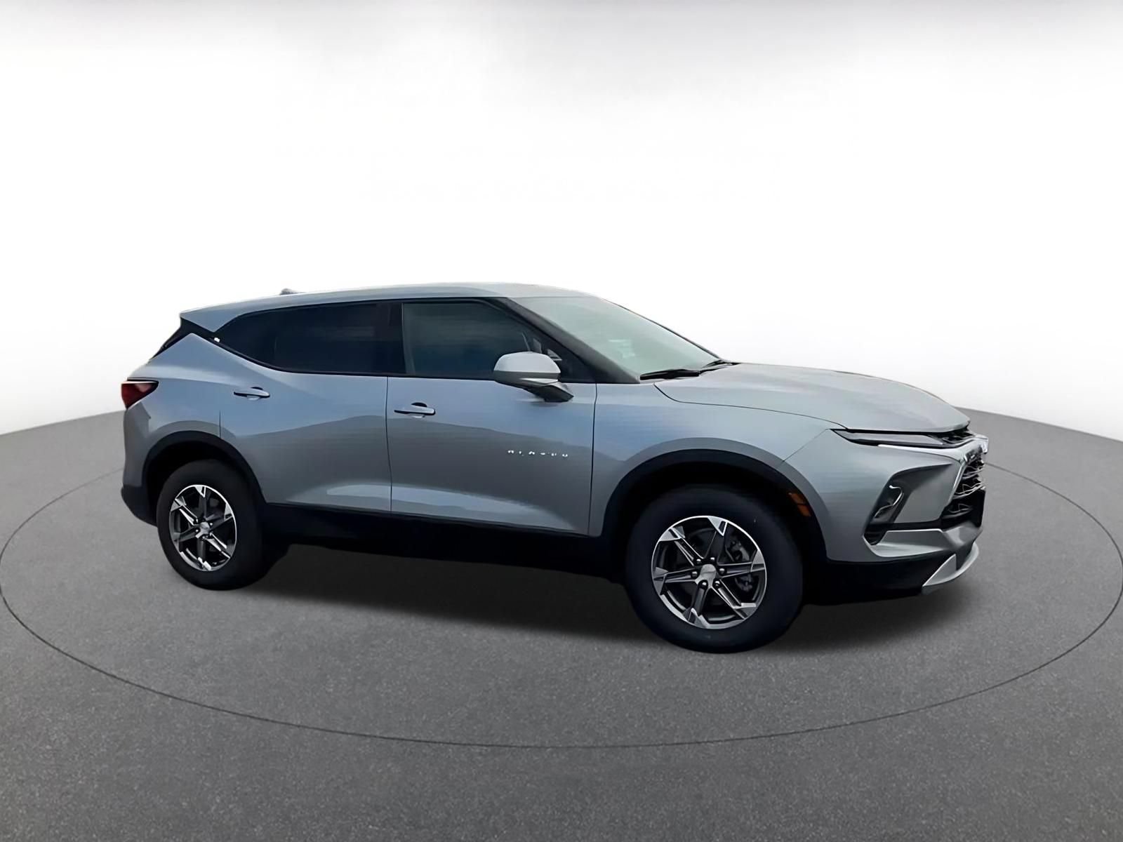 Used 2026 Chevrolet Blazer LT FWD image 2