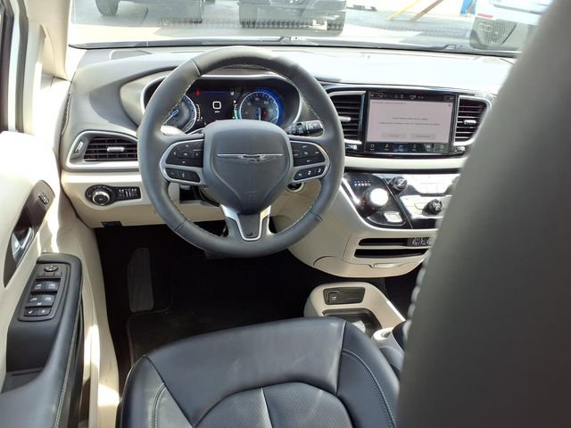 Used 2024 Chrysler Pacifica Touring-L FWD image 5