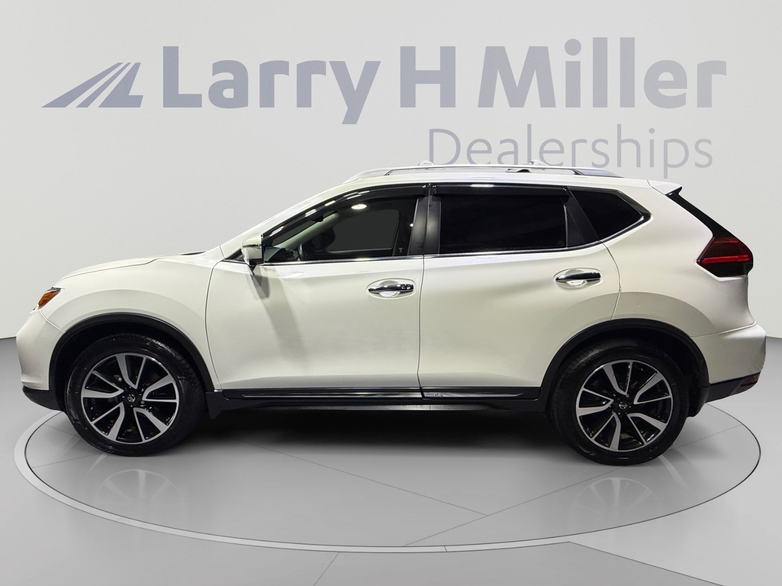 Used 2018 Nissan Rogue SL w/ Premium Package FWD image 2